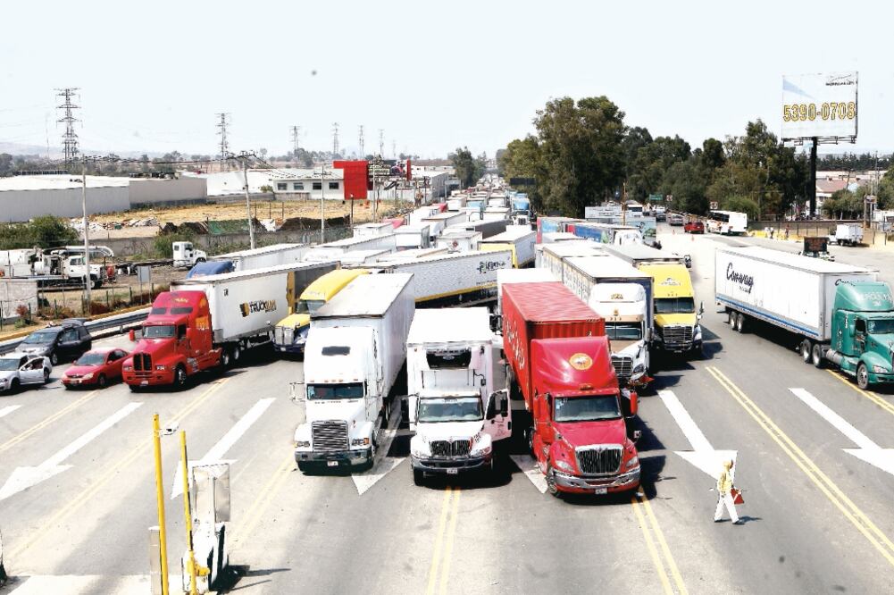 De acuerdo con la ANPACT, las nuevas regulaciones para el sector transportista afectarán la venta de camiones. (ARCHIVO EL UNIVERSAL)