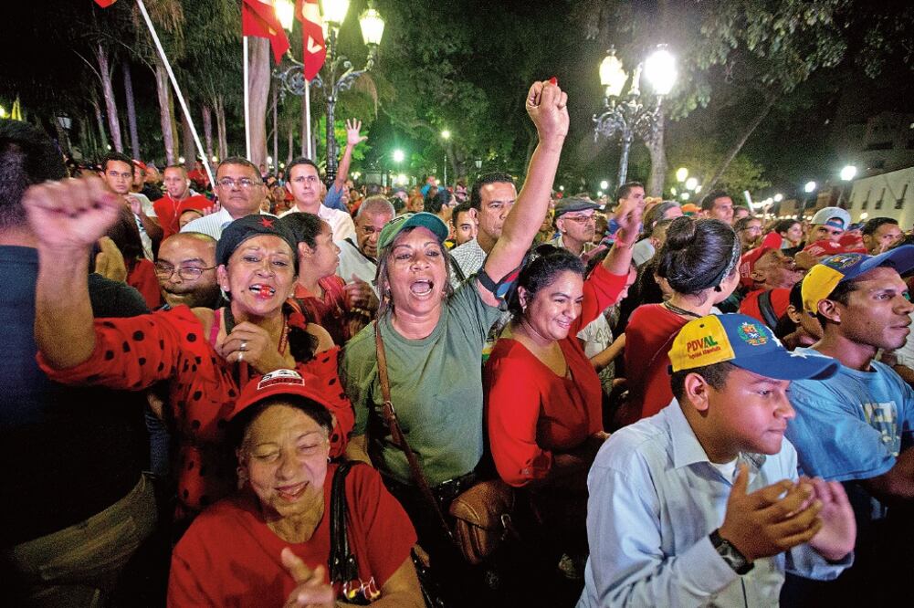 Simpatizantes del presidente venezolano Nicolás Maduro se concentraron el viernes pasado afuera de la Asamblea Nacional, controlada por la oposición, para reafirmar su lealtad al chavismo (FERNANDO LLANO. AP)