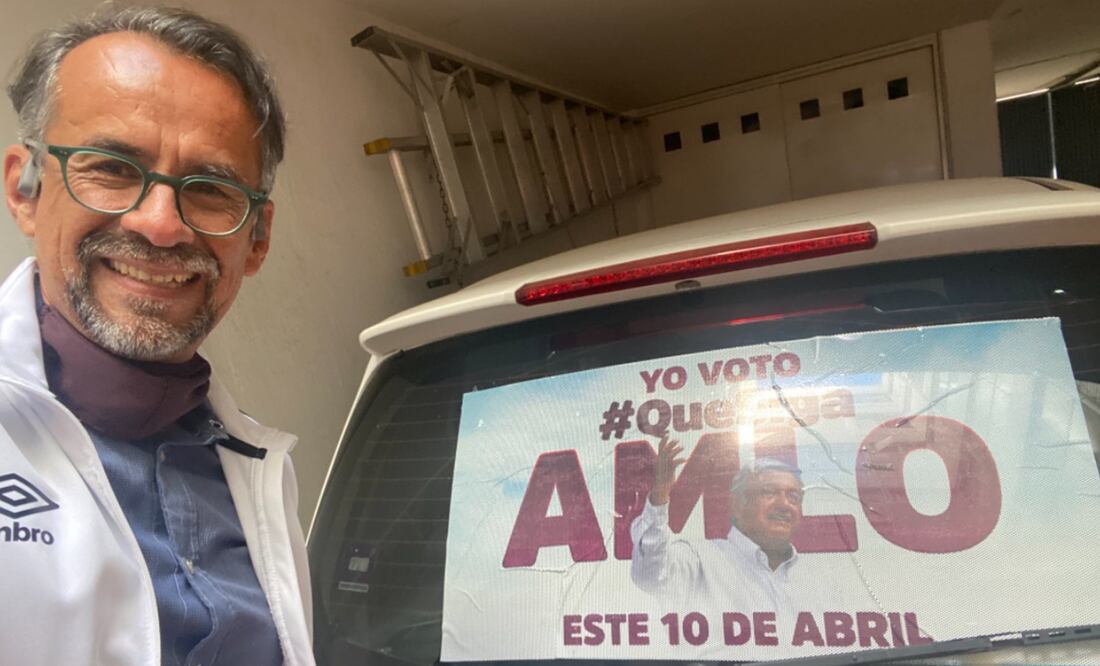 "Muy temprano, antes de salir a trabajar", Javier Hidalgo colocó en su auto un vinil perforado con la imagen del presidente López Obrador. Foto: Twitter @Javier_Hidalgo