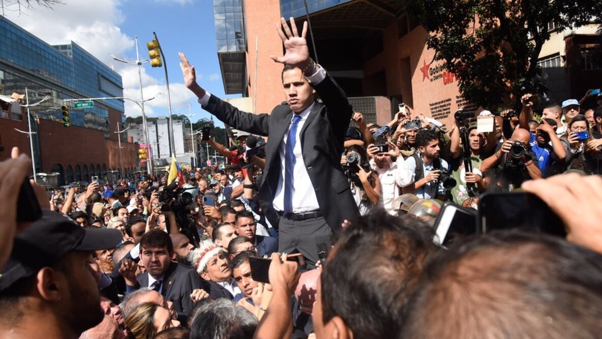 Juan Guaidó y otros opositores fueron retenidos durante cerca de una hora a las afueras de la Asamblea Nacional (Foto: Getty Images)