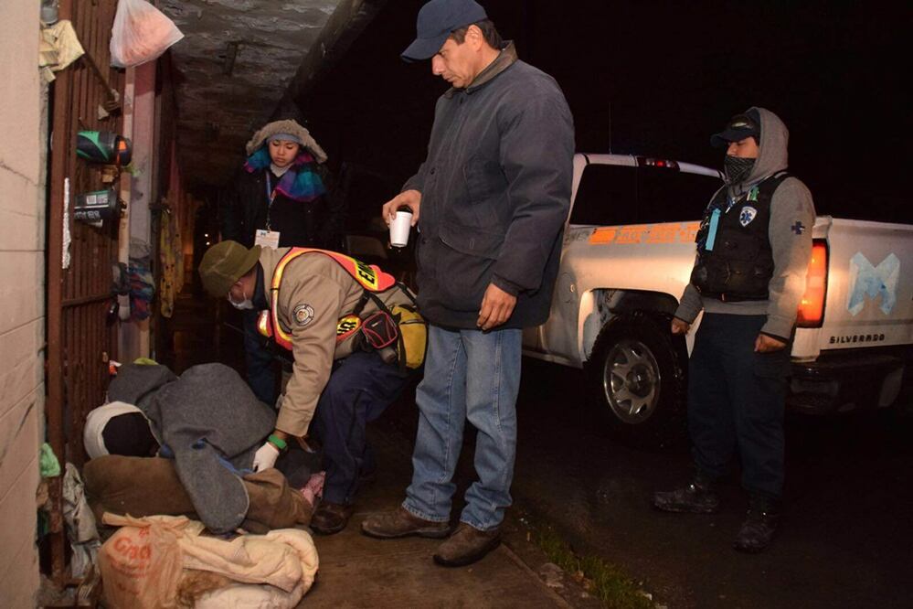 elementos de Protección civil, así como de Tránsito y Vialidad establecieron un operativo para ayudar en las calles a personas desprotegidas, darles alimento caliente, cobijo y trasladarlas al albergue