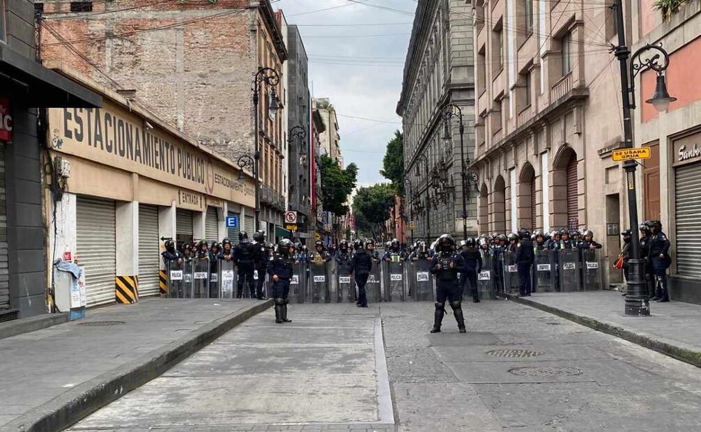 Todas las calles que convergen al Eje Central están custodiadas por policías de la SSC CDMX durante la marcha del 2 de octubre de este jueves. Foto: Valente Rosas/ EL UNIVERSAL