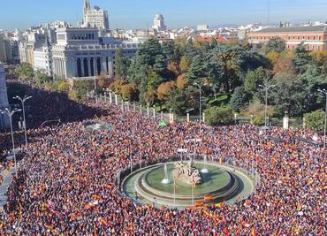 Miles de personas se manifiestan en Madrid contra la amnistía de Pedro Sánchez al separatismo catalán