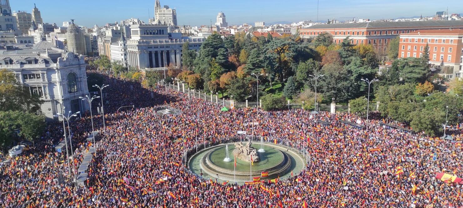 Manifestantes llenan la plaza central de Cibeles en Madrid, España, el sábado 18 de noviembre de 2023. Foto: AP