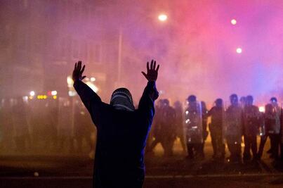 Residentes en Baltimore violan toque de queda