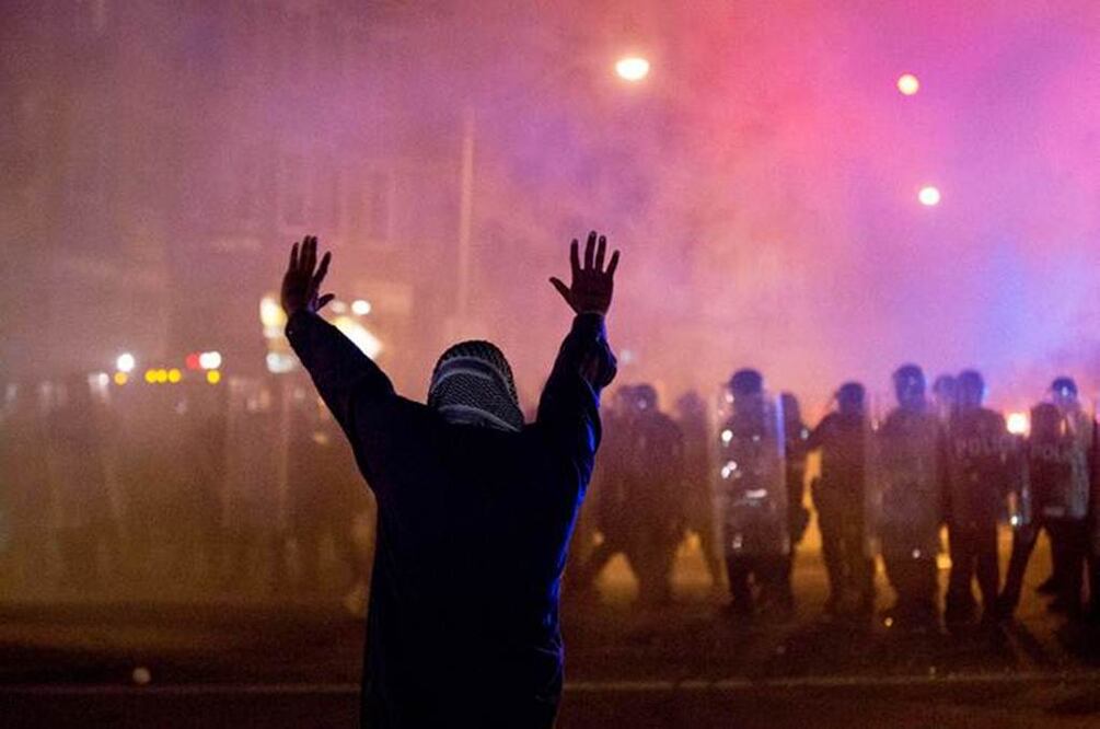 Residentes que desafiaron el toque de queda fueron dispersados por la policía con granadas de humo