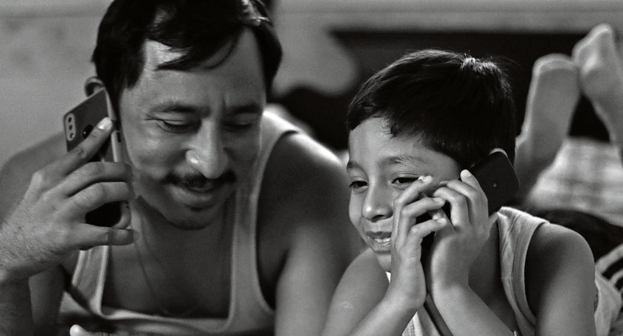 Hugo Ramírez y Bastián Escobar interpretan a padre e hijo en la cinta Moscas, de Fernando Eimbcke, filmada en blanco y negro. Foto: Mubi