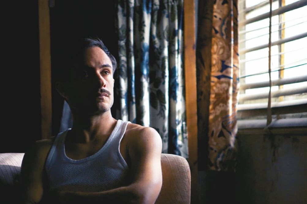 Gael García luce con caricaturescos bigote y acento (CORTESÍA)