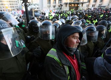 Policía canadiense interviene en protesta en Ottawa; detiene a 70 manifestantes
