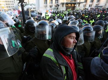 Policía canadiense interviene en protesta en Ottawa; detiene a 70 manifestantes