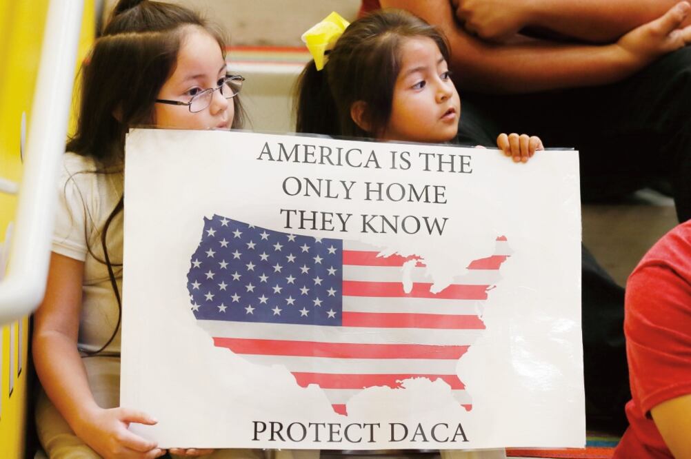 Dos pequeñas sostienen un cartel durante una conferencia en la que se pidió a la gente contactar a sus legisladores sobre el DACA, ayer, en Oklahoma. (SUE OGROCKI. AP)