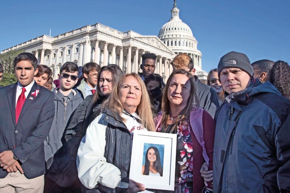 Familiares de Alyssa Alhadeff, quien fue una de las víctimas mortales del tiroteo en la escuela de Florida se manifestaron ayer afuera del Capitolio (J. SCOTT APPLEWHITE. AP)