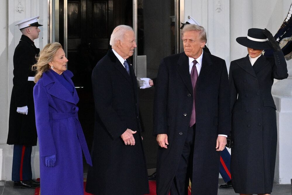 El presidente estadounidense Joe Biden, la primera dama Jill Biden (izq.) posan con el presidente electo Donald Trump (segundo a la derecha) y su esposa Melania Trump (derecha) cuando llegan a la Casa Blanca en Washington, DC. Foto: AFP