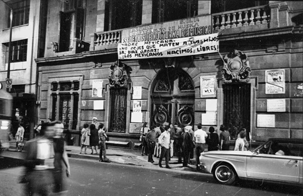 "Madre mexicana: ¡No dejes que maten a tus hijos! Sr. Díaz Ordaz: ¡Los mexicanos nacimos libres!", se puede leer en la manta colgada afuera de la Escuela Superior Nocturna de Música, ubicada entonces en República de Cuba 92. En los días más álgidos de 1968, los estudiantes se reúnen para enterarse de lo sucedido. Imagen: Archivo El Universal