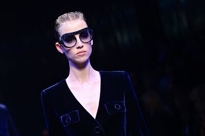 Armani se solidariza con Ucrania con desfile en absoluto silencio