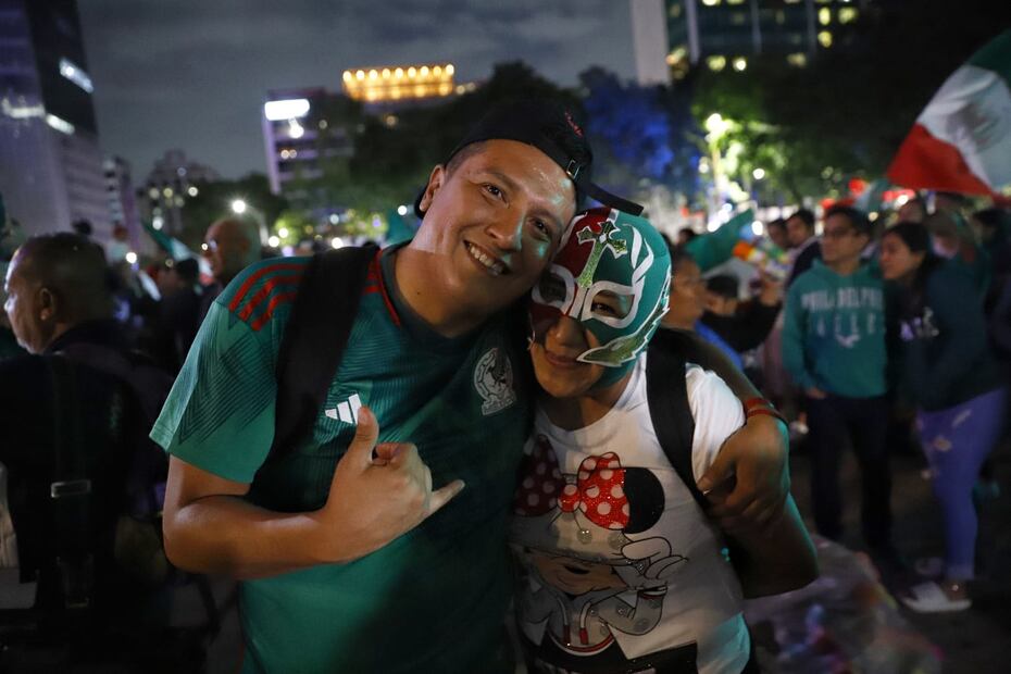 Aficionados mexicanos asisten al Ángel de la Independencia a festejar la Copa Oro / Foto: Fernanda Rojas - EL UNIVERSAL