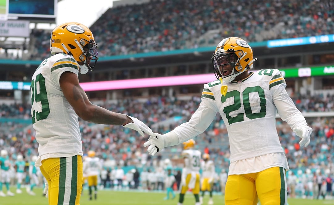 Rasul Douglas y Rudy Ford de Green Bay Packers festejando el triunfo en Miami / Foto: AFP