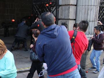 Arrojan jitomates al priísta César Camacho