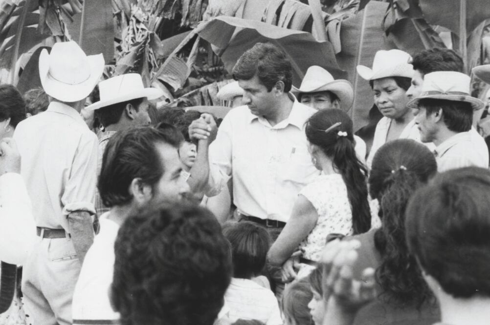En uno de los documentos desclasificados se asegura que López Obrador ayudaba a los campesinos indígenas de Tabasco con despensas. / ARCHIVO EL UNIVERSAL
