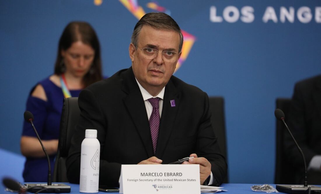 El canciller mexicano Marcelo Ebrard asiste a una mesa redonda en la IX Cumbre de las Américas en Los Ángeles, California. Foto: EFE