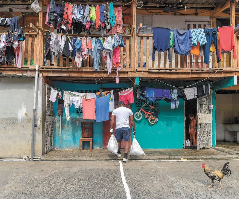 Un voluntario entrega comida a vecinos de El Chorrillo, en Panamá. Foto: LUIS ACOSTA. AFP