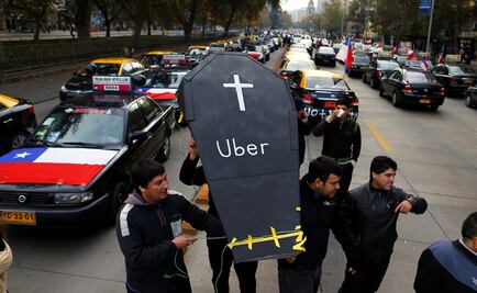 Taxistas protestan contra Uber en varias ciudades de Chile