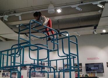 Entre resbaladillas y columpios, esta expo reflexiona sobre la arquitectura de los juegos