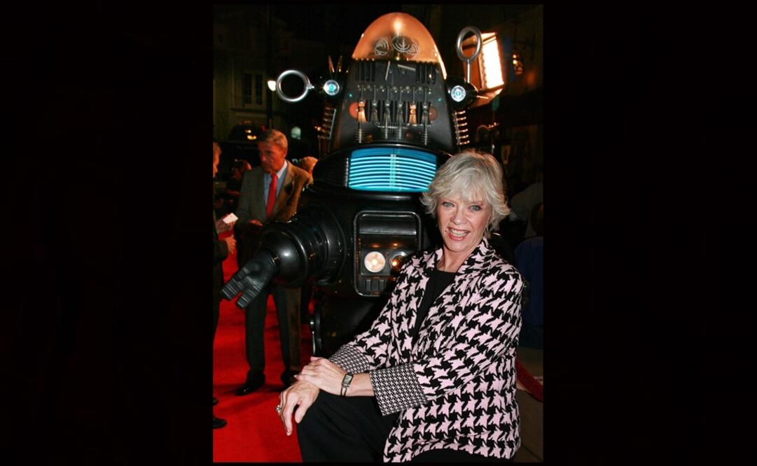 Anne Francis -actriz de Planeta prohibido- con Robby el robot (Foto: AP) 