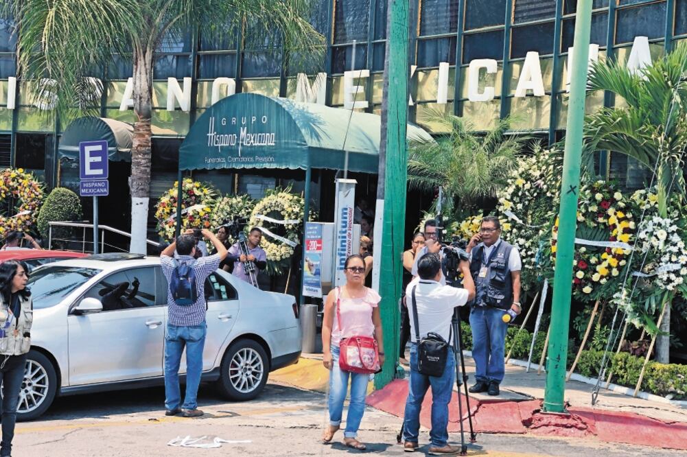 Los familiares de Jesús García Rodríguez y Roberto Castrejón se unieron para velarlos juntos en una funeraria de la capital de Morelos. Foto: JUSTINO MIRANDA. EL UNIVERSAL