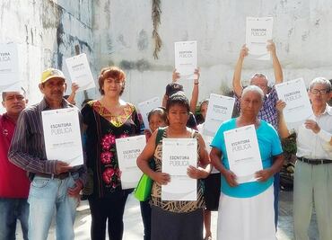 Familias afectadas por el huracán Stan reciben escrituras de vivienda
