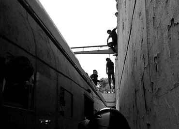 Rescatan a mujer que intentó suicidarse en poste de Eje Central