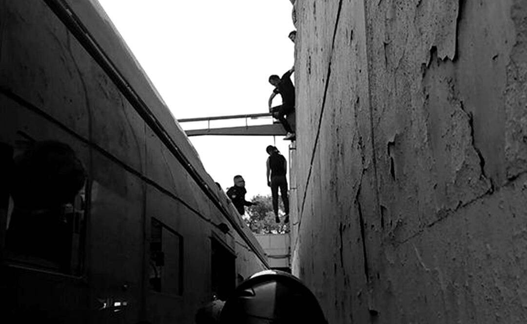 El servicio de Trolebús que circula sobre esa vialidad se suspendió durante unos minutos, para evitar otro accidente, lo que motivó que el conductor de una unidad se colocara debajo de la mujer. Foto: Especial