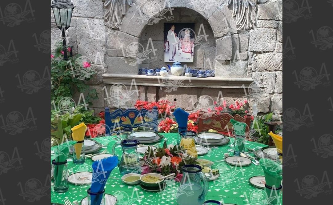 Imagen de una de las mesas preparada para los festejos del cumpleaños del expresidente Echeverría. Foto: Especial