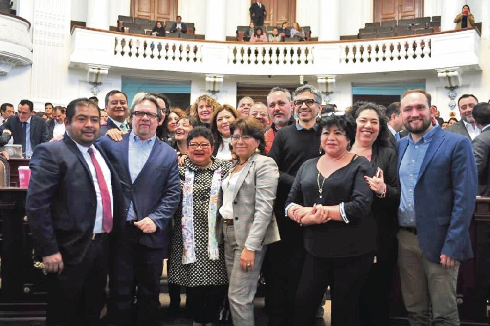 A la ahora diputada local con licencia Ernestina Godoy (tercera de izq. a der.) la despidieron con efusividad sus compañeros de bancada y los integrantes del resto de los partidos halagaron su desempeño al frente de la Jucopo (ESPECIAL)