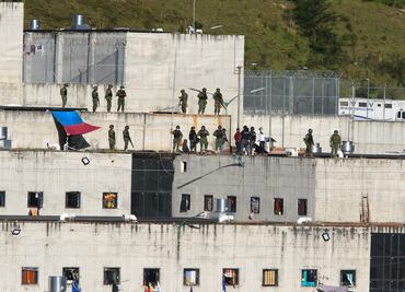 Sube a 20 la cifra de reos muertos durante enfrentamiento en prisión de Ecuador