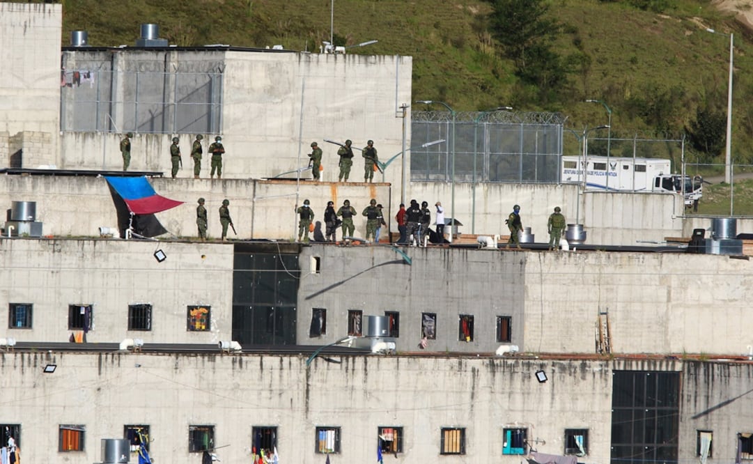 Presos protestan en los techos del centro de privación de la libertad N.1 hoy, en Cuenca (Ecuador). Foto: EFE