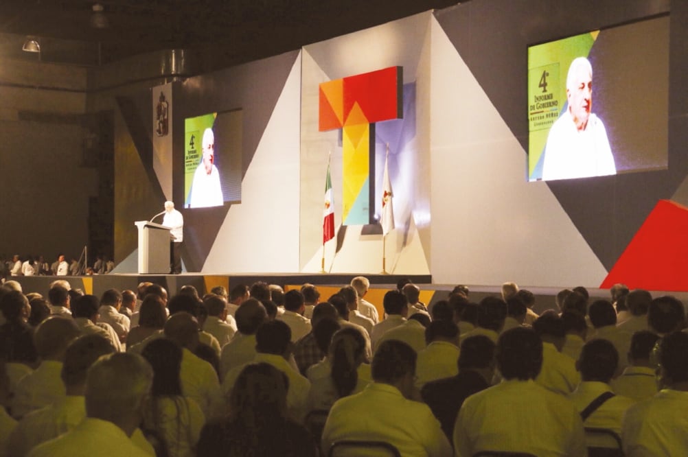 En el Centro de Convenciones y frente a más de 2 mil personas, el gobernador Arturo Núñez Jiménez dice que continuará privilegiando un manejo responsable de ingresos y mantendrá una estricta vigilancia al ejercicio de recursos públicos (LUMA LÓPEZ)