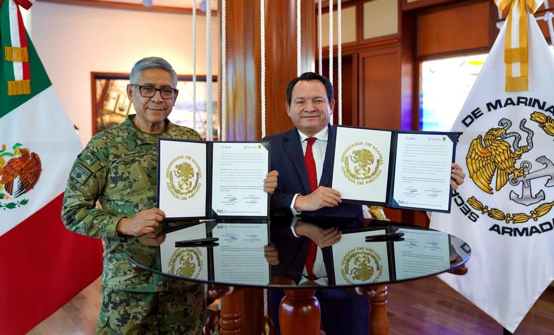 El gobernador de Yucatán, Joaquín Díaz Mena y el titular de la secretaría de Marina (Semar), Raymundo Pedro Morales Ángeles durante firma de acuerdo (05/03/2025). Foto: Especial