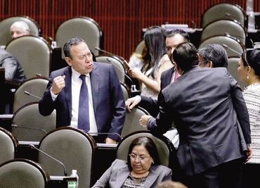 Zambrano fustiga a los que dejan el PRD