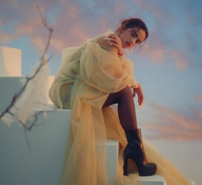 Conoce el original modelo de tenis de Rosalía con Nike