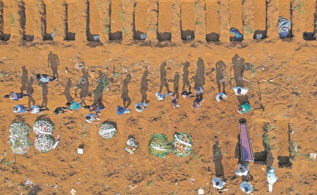 Vista aérea del cementerio Vila Formosa, en Sao Paulo, Brasil; el país superó ayer las 300 mil muertes por el coronavirus. Foto: Miguel Schincariol/ AFP.
