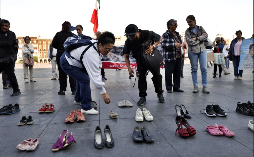 Con zapatos vacíos, familiares de desaparecidos en diversos estados del país se manifestaron afuera de Palacio Nacional para exigir justicia a la presidenta Claudia Sheinbaum. Foto: Diego Simón Sánchez/EL UNIVERSAL