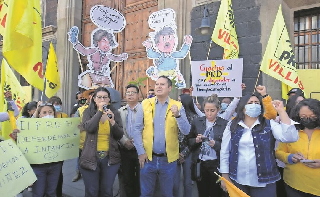 Perredistas se manifestaron en la Secretaría de Educación Pública para defender el PETC y mostrar su rechazo a los cambios en las reglas de operación de La Escuela es Nuestra. Foto: Especial.