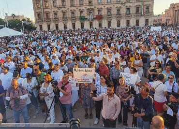 Organizaciones civiles se manifiestan en contra de los nuevos libros de texto de la SEP en Chihuahua