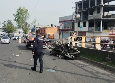 Fuerte accidente deja esta Navidad un hombre muerto y auto en pedazos en Atizapán