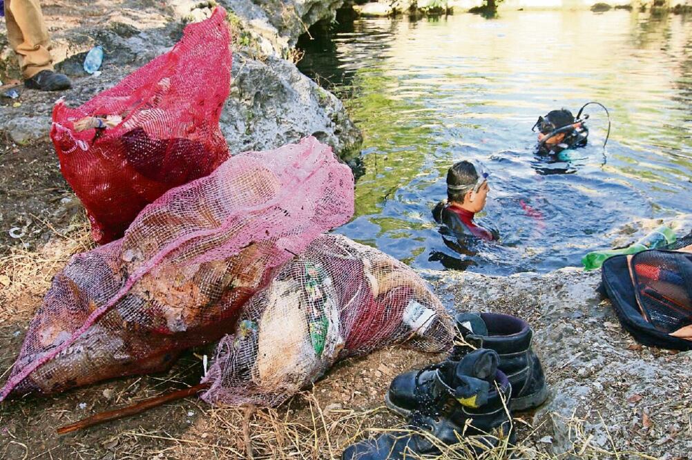 Seis espeleobuzos (expertos en exploración de cavernas subacuáticas) y 18 vecinos de Dzityá, comisaría del municipio de Mérida situada a unos cuantos kilómetros de la ciudad de Mérida, participaron en la limpia del cenote Chen-Há (CUAUHTÉMOC MORENO)