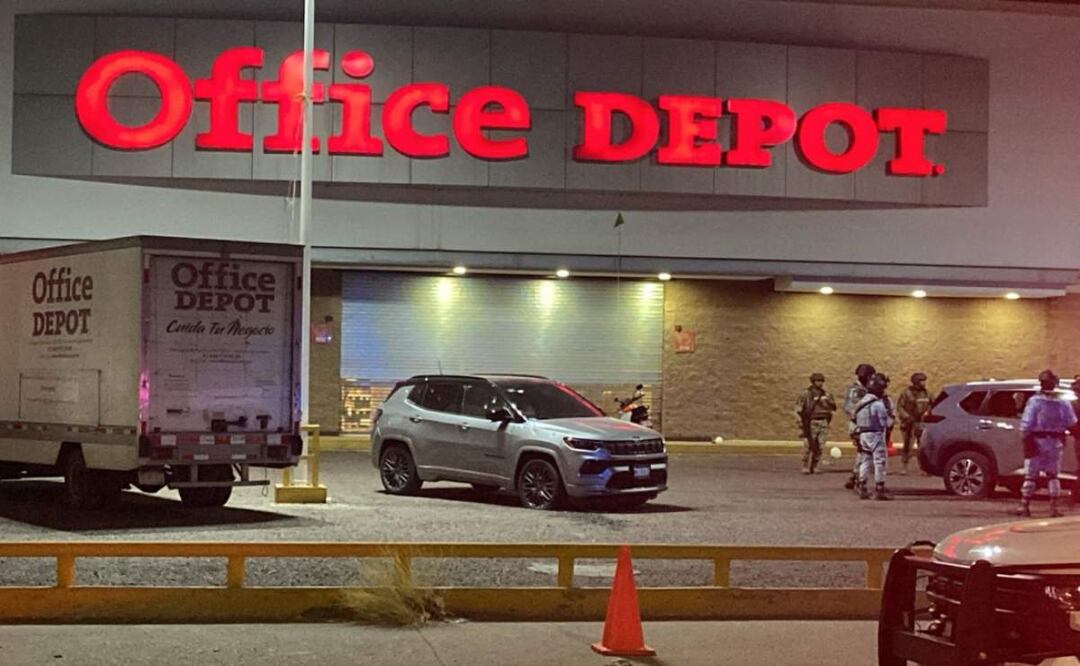 El ataque armado contras los vehículos ocurrió afuera del establecimiento de Office Depot, ubicado en la zona residencial de la Isla Musala, Sinaloa (28/05/2025). Foto: Cortesía