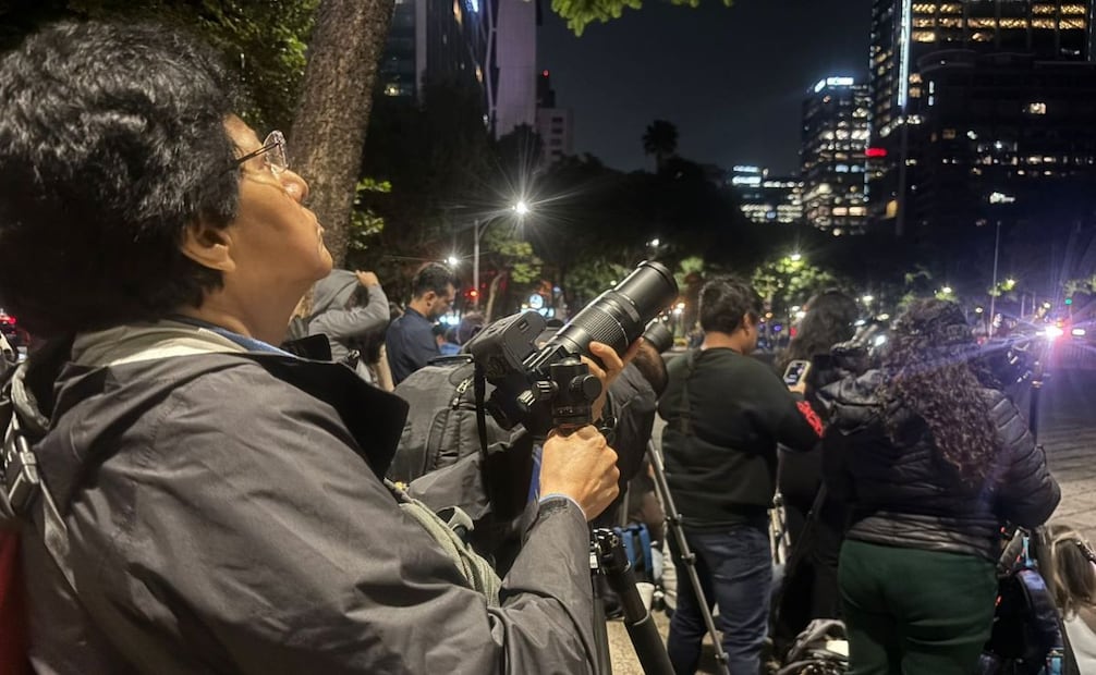 Decenas de fotógrafos se reunieron en la Glorieta del Ángel de la Independencia, sobre Paseo de la Reforma, en la colonia Juárez, alcaldía Cuauhtémoc, para intentar obtener la mejor imagen del eclipse lunar. | Foto: Juan Carlos Williams.
