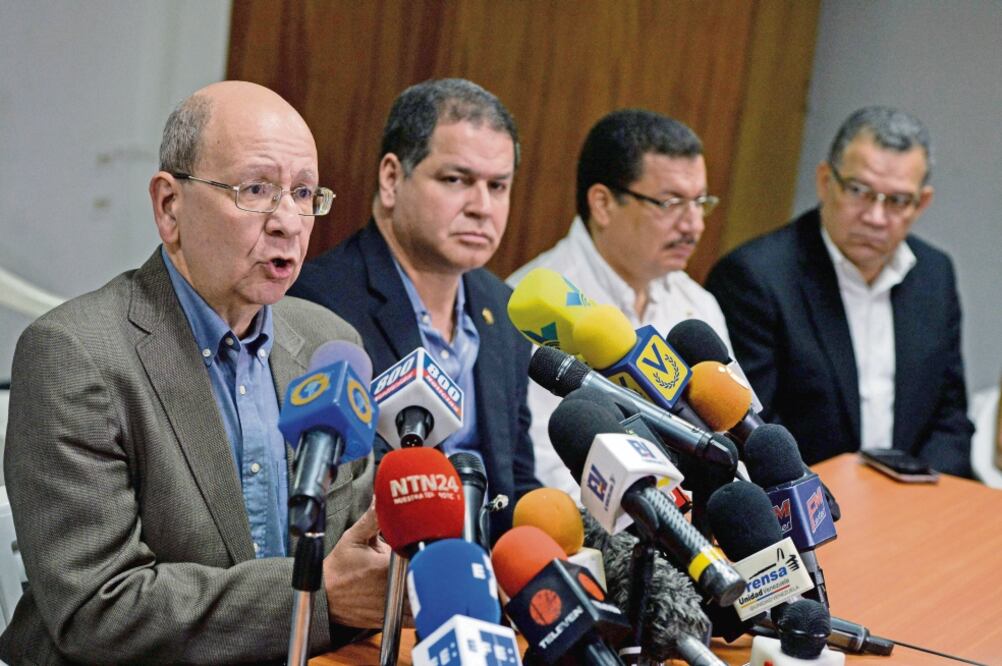 Miembros de la comisión del diálogo entre gobierno y oposición de Venezuela, ayer en conferencia de prensa en Caracas (FEDERICO PARRA. AFP)