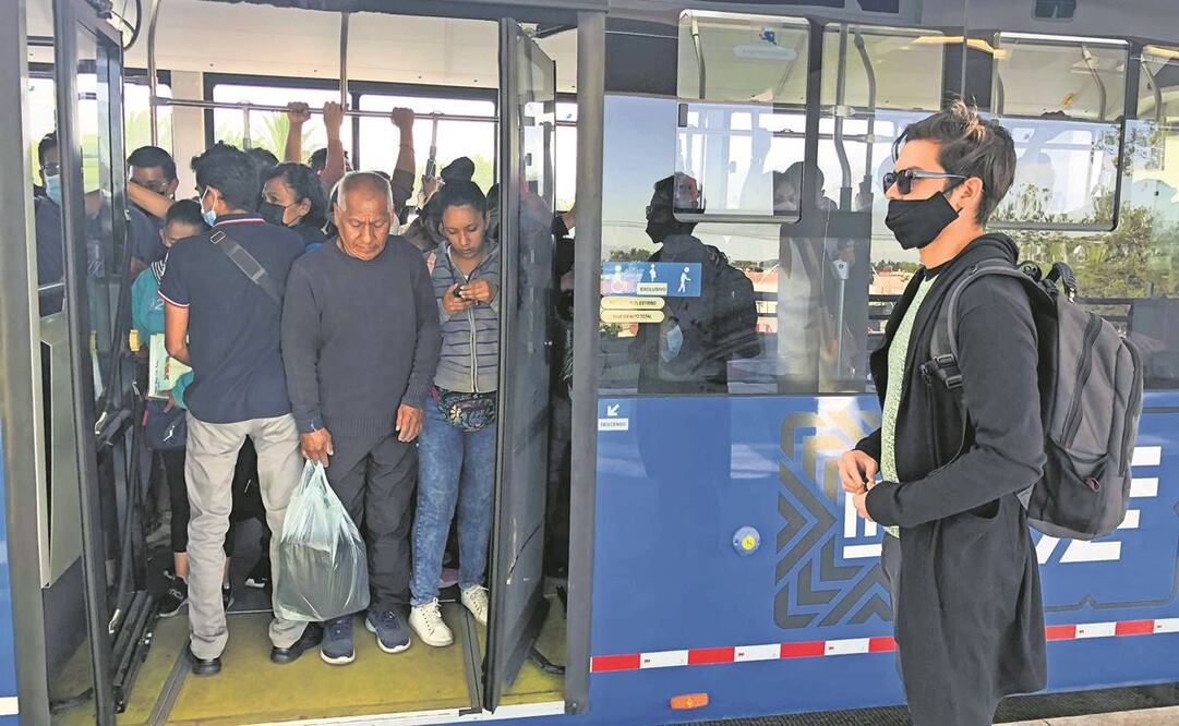 Pasajeros del Trolebús Elevado dijeron preferir aguardar por una unidad que viajar en los antiguos micros. Foto: Diego Simón/ EL UNIVERSAL